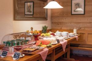 een tafel met een buffet met eten erop bij Hotel Garni Alpenblick in Bergen