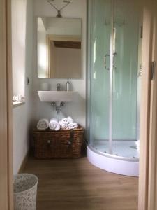 A bathroom at Il Gelsomino