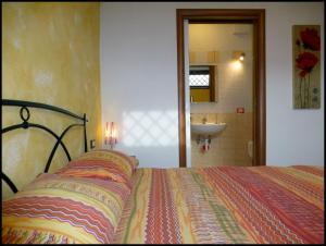ベッルーノにあるDal Capo Bed & Breakfastのベッドルーム1室(ベッド1台付)、バスルーム(シンク付)