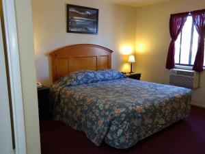 Postel nebo postele na pokoji v ubytování Travelers Motel