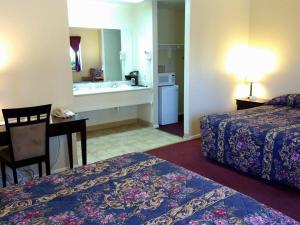Ein Bett oder Betten in einem Zimmer der Unterkunft Travelers Motel