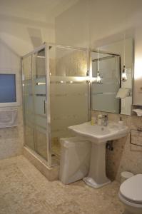 マドリードにあるEl sitio de Adrianのバスルーム(シャワー、洗面台、トイレ付)