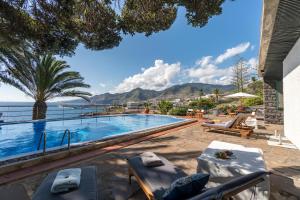 カニサルにあるSenhora do Mar - Gorgeous Villa with pool and private sea accessの海の景色を望むスイミングプール