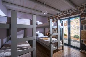 a room with bunk beds and a window at Mandy Luxury Villa Cretevasion in Anópolis