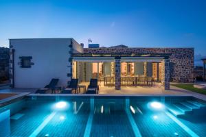 Bazén v ubytovaní Mandy Luxury Villa by Cretevasion alebo v jeho blízkosti