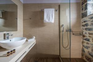 A bathroom at Mandy Luxury Villa by Cretevasion