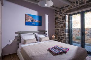 A bed or beds in a room at Mandy Luxury Villa by Cretevasion