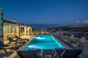 Bazén v ubytovaní Mandy Luxury Villa by Cretevasion alebo v jeho blízkosti