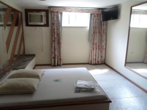 1 dormitorio con 1 cama, TV y ventana en HOTEL ESTADUAL adults only, en Río de Janeiro