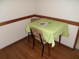 里約熱內盧的住宿－HOTEL ESTADUAL adults only，一张桌子、两把椅子和一张绿桌布
