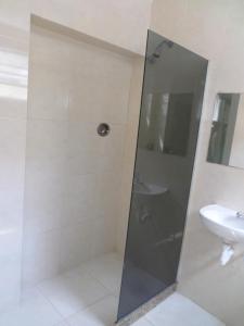 uma casa de banho com um chuveiro e um lavatório. em HOTEL ESTADUAL adults only no Rio de Janeiro