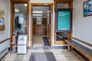 une entrée à un magasin avec un panneau sur la porte dans l'établissement Pine Ridge Condos, à Breckenridge