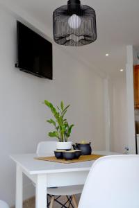 einen Esstisch mit einer Topfpflanze darauf in der Unterkunft Apartamento en Viña del Mar in Playa Fañabe