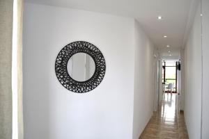 a mirror hanging on a wall in a hallway at Apartamento en Viña del Mar in Playa Fañabe