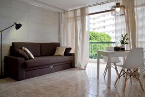 ein Wohnzimmer mit einem Sofa und einem Tisch in der Unterkunft Apartamento en Viña del Mar in Playa Fañabe