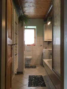 een badkamer met een toilet, een wastafel en een bad bij Alpakahof Gaias Garten in Kriebstein