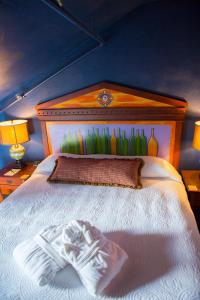 Säng eller sängar i ett rum på McMenamins Grand Lodge