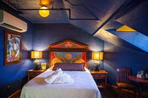 1 dormitorio con 1 cama con toallas en McMenamins Grand Lodge, en Forest Grove