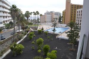 Ein Blick auf den Pool von der Unterkunft Apartamento en Viña del Mar oder aus der Nähe