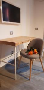 - un bureau en bois avec une chaise et une fleur dans l'établissement Corte Picasass, à Viggiù