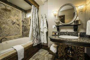 Bathroom sa Carriage Way Inn Bed & Breakfast Adults Only - 21 years old and up