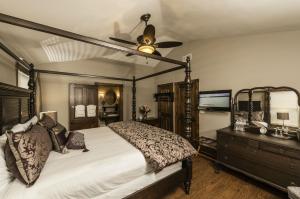 een slaapkamer met een bed en een plafondventilator bij Carriage Way Inn Bed & Breakfast Adults Only - 21 years old and up in St. Augustine