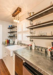 Kitchen o kitchenette sa Carriage Way Inn Bed & Breakfast Adults Only - 21 years old and up