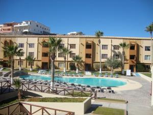 un complejo con piscina, sillas y un edificio en Casa Hermar, en Puerto Peñasco