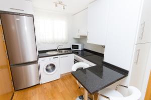 マラガにあるCharming apartment in Pedregalejoのキッチン(ステンレス製の冷蔵庫、食器洗い機付)