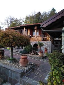 uma casa com vasos de árvores em frente em Baita La Stradella em Serravalle