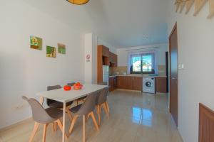 a kitchen and dining room with a table and chairs at Kolderen Coral Bay 3 in Coral Bay