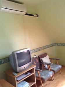 Un televizor și/sau centru de divertisment la Főnix Fogadó