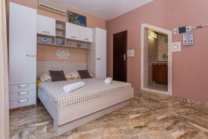 Łóżko lub łóżka w pokoju w obiekcie Apartments Verica - 15 m from beach
