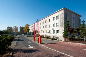 une rue vide avec un bâtiment et un panneau d'arrêt dans l'établissement Brojan, à Jaworzno