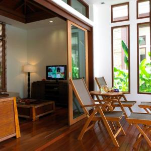 TV a/nebo společenská místnost v ubytování The Sarann, Koh Samui - Suites & Villas