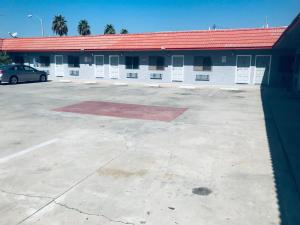 an empty parking lot in front of a building at Rocky Inn Motel in Lynwood