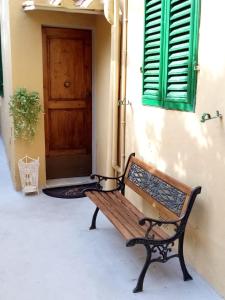 un banco sentado frente a un edificio con una puerta en Giulia in S.Reparata en Florence