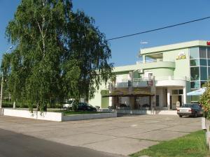 a green building with a tree in front of it at Motel Lav in Čapljina