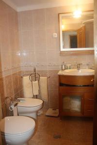 a bathroom with a toilet and a sink at Casa do Miradouro in Monsanto