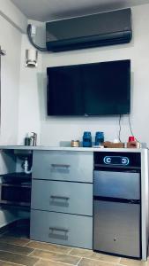 En tv och/eller ett underhållningssystem på Modern Suite #0 - best location