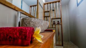 a wooden counter with a flower on top of it at Mango Lodge in Selong Belanak