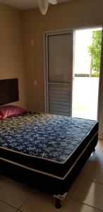 Ένα ή περισσότερα κρεβάτια σε δωμάτιο στο apartamento em bertioga