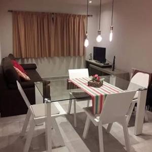 sala de estar con mesa de comedor y sillas en DEPARTAMENTO AZAHARES EN TANDIL en Tandil