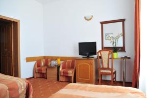 TV a/nebo společenská místnost v ubytování Hotel Emma Est