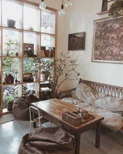 - un salon avec une table et un canapé dans l'établissement ÉTÉ Dalat, à Đà Lạt