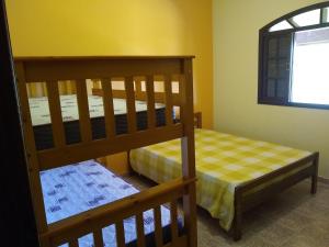 מיטה או מיטות קומותיים בחדר ב-Chacára da Juma-Piscina climatizada