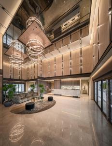 een kantoorlobby met een grote hal met een groot plafond bij Le Grove Serviced Residences in Singapore