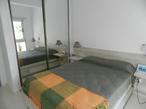 Een bed of bedden in een kamer bij El Departamento de los Abuelos