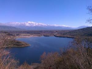 un gran lago con montañas cubiertas de nieve en el fondo en Cabanas Inti-Wari Jujuy en El Ceibal