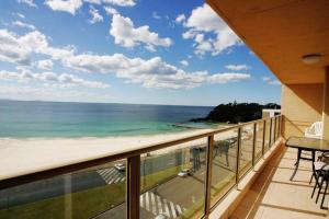 Un balcón con vista a la playa y al océano. en Ebbtide Unit 33, en Forster